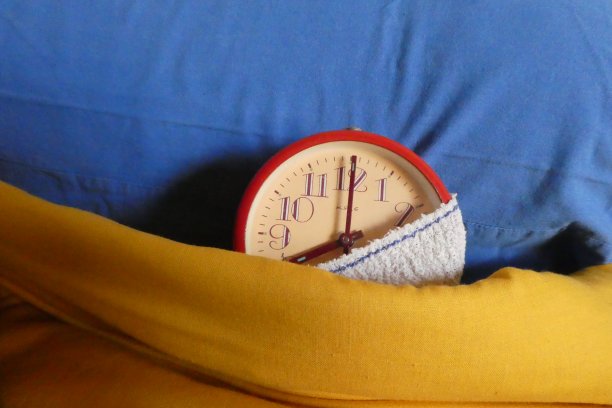 当人们的睡眠越来越少时，用绑带唤醒伤者，表明他们的睡眠处于危险之中图片下载