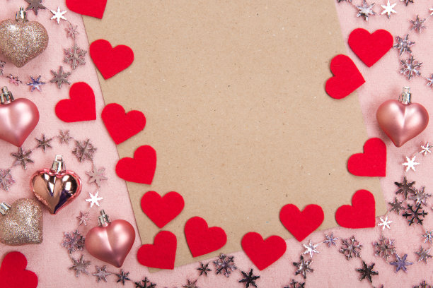 粉色心形和一张纸情人节素材图片下载