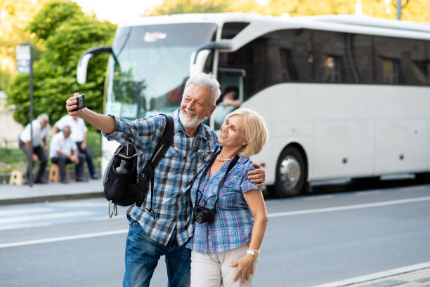 兴高采烈的老年游客在自拍图片下载