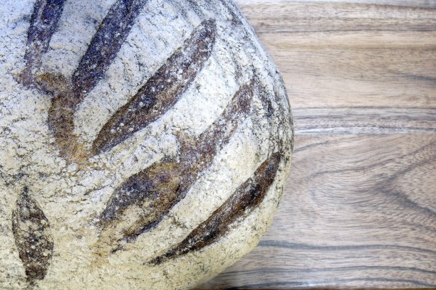 木桌上放着酸面包图片下载