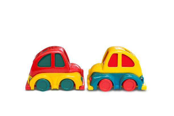 特写两辆经典的彩色汽车玩具图片下载