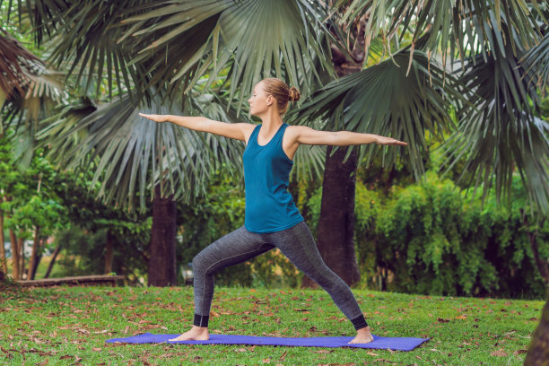 一个在热带公园练习瑜伽的女人图片下载
