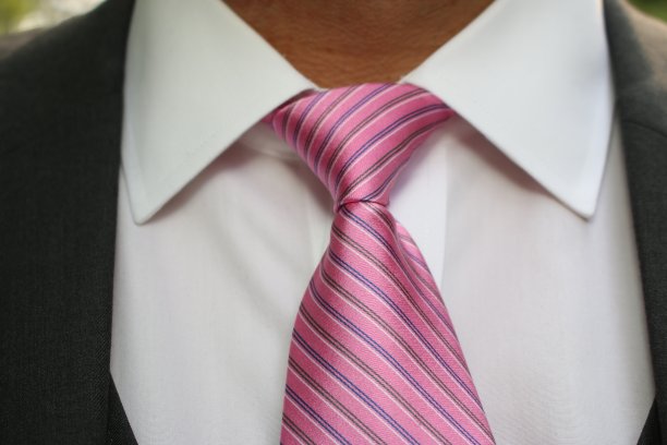 粉色领带和一件白领衬衫图片下载