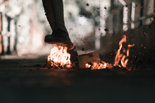 一个男人正走过篝火。图片下载