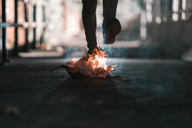 一个男人正走过篝火。图片下载