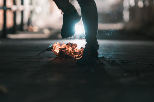 一个男人正走过篝火。图片下载