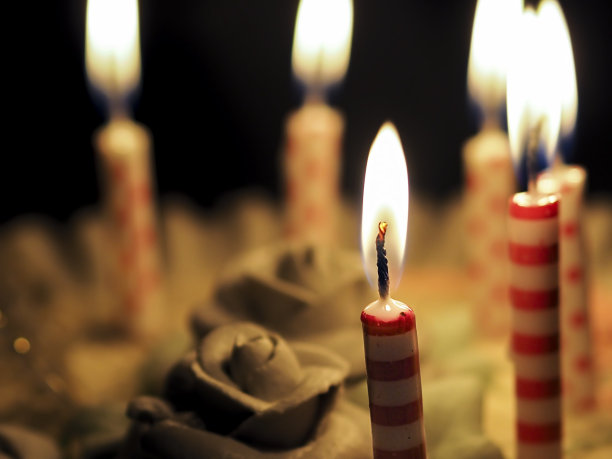 生日蛋糕上的蜡烛图片下载