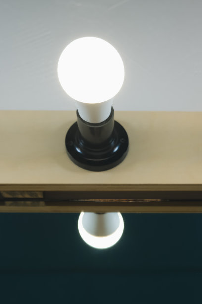 明亮的灯在化妆镜上排成一排，供化妆师和演员使用图片下载