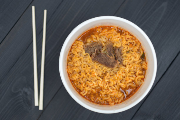 一碗韩国日本牛肉猪肉拉面，近距离的方便面图片下载