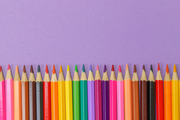 一排彩色铅笔组成的彩虹图片下载