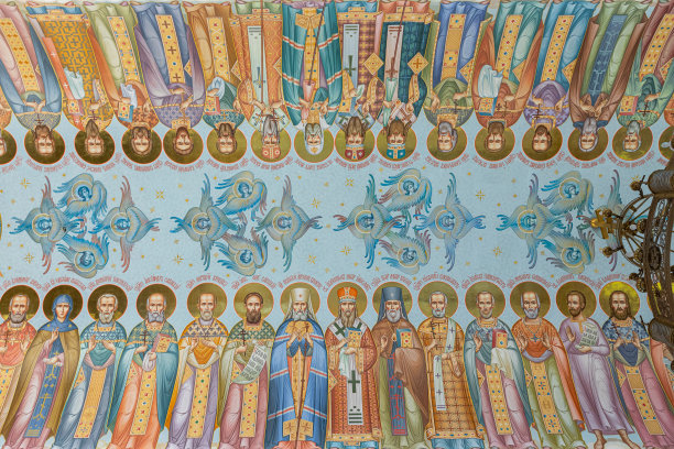 2019年6月，白俄罗斯明斯克。圣堂的天花板上有圣堂的壁画图片下载