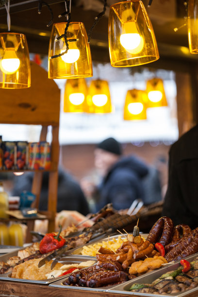 利沃夫的圣诞市场。烧烤蔬菜，香肠和肉在街头市场出售图片下载