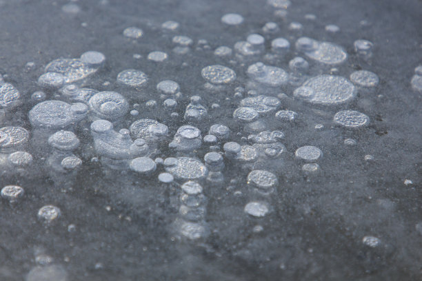 冰冻的氧气滴在湖中。自然的抽象概念图片下载