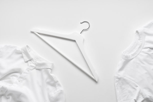 白色单色平铺在白色背景上，搭配衬衫和t恤。博客设计概念图片下载
