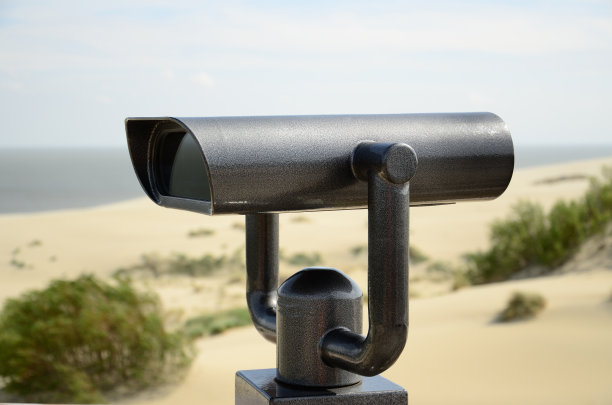 在阳光明媚的夏日，观看望远镜特写镜头图片下载