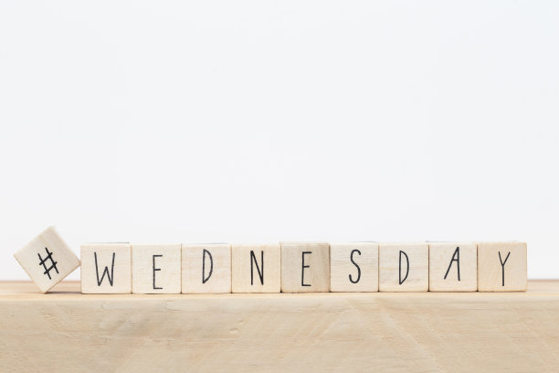 带有标签和单词星期三的木制立方体，白色背景附近的社交媒体概念图片下载