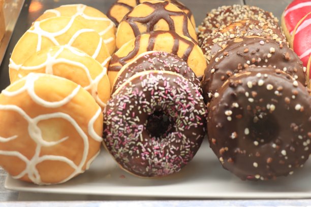 商店橱窗里的甜甜圈图片下载