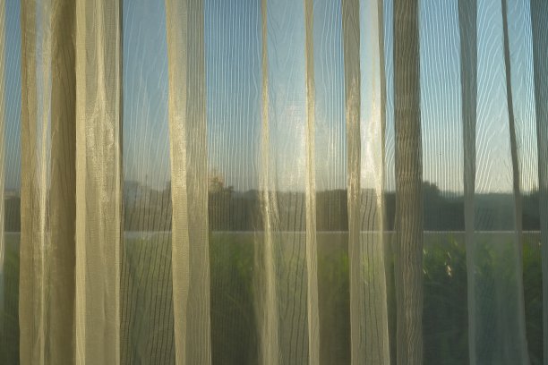 早晨的阳光透过白色窗帘照在窗户上图片下载