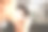 化妆师用眼线笔画眼睛。专业美容师为美女化妆图片下载