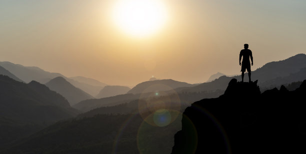 一个专业人士达到顶峰目标的时刻监控着山脉图片下载