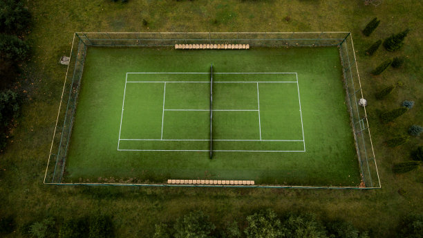 从高处拍下的网球场。图片下载
