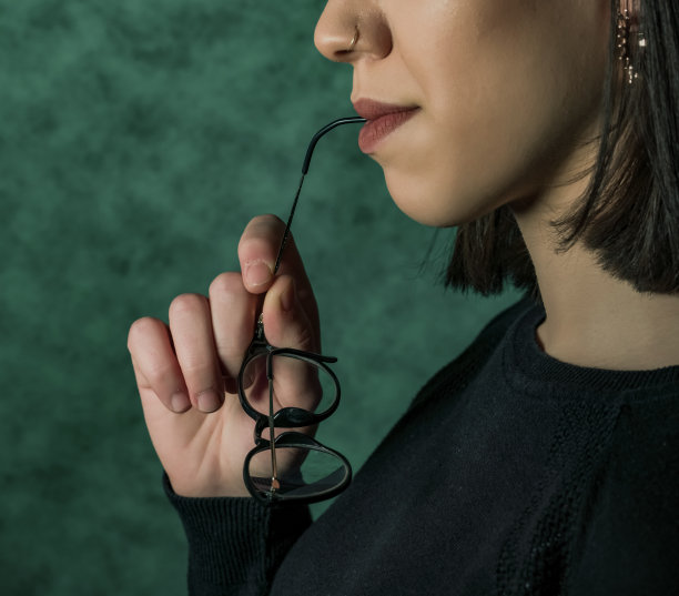 用数字眼镜的女人图片下载