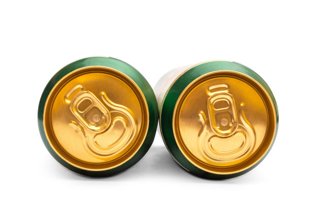 白色背景上的两个封闭的啤酒罐。图片下载