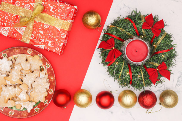 圣诞节装饰与装饰品在红色和金色的大理石背景图片下载