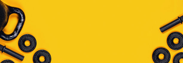 彩色背景上的壶铃和哑铃。图片下载