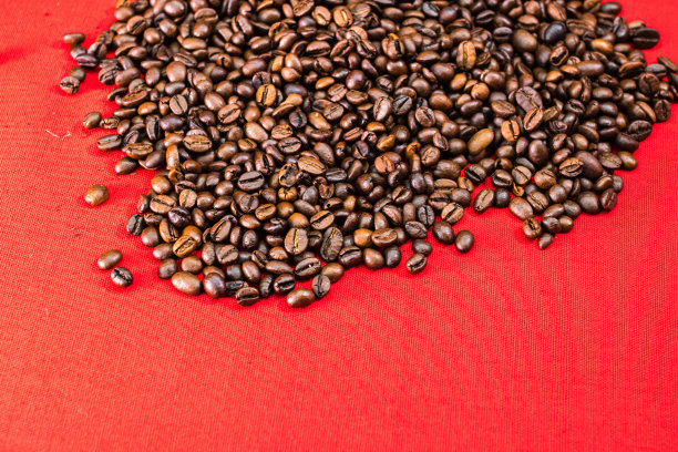 烤咖啡豆上的红色背景，俯视图，文本复制空间，咖啡概念图片下载