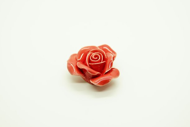 家居装饰。红色塑料花孤立在白色背景上图片下载