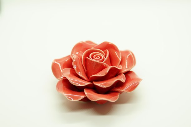 家居装饰。红色塑料花孤立在白色背景上图片下载
