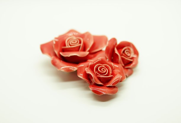 家居装饰。红色塑料花孤立在白色背景上图片下载