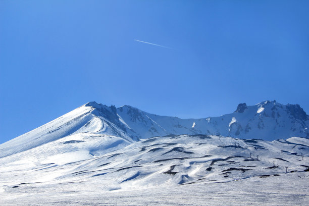 土耳其开塞里冬季的埃尔西耶斯山雪峰图片下载