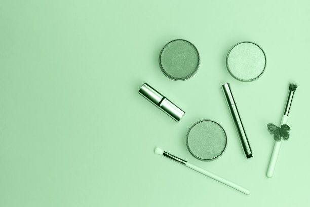 平铺组成与装饰化妆品产品在时尚的薄荷背景。模型为您的设计。副本的空间。图片下载
