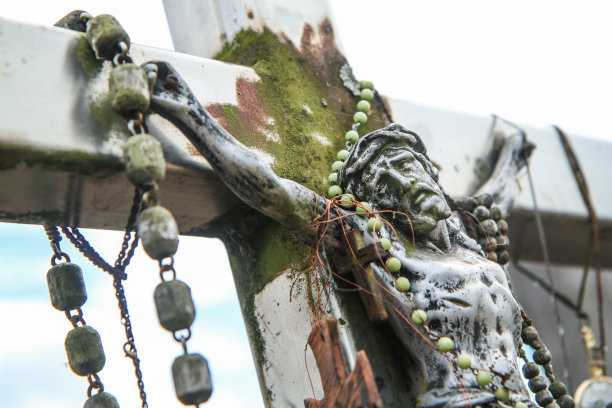 这张照片来自立陶宛的Šiauliai。这些宗教场所上有很多十字架，很多都是旧的废弃的。一个耶稣的细节。图片下载