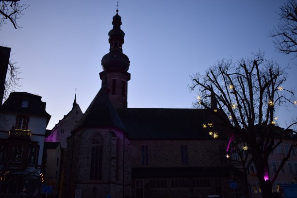 黄昏时分，教堂的圣诞彩灯图片下载