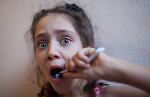 小女孩用牙刷刷牙图片下载