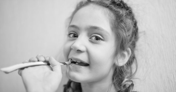 小女孩用牙刷刷牙图片下载