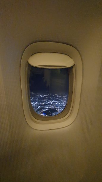 机场窗口内的飞机上方的夜空图片下载