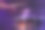 鼓手打鼓。美丽的蓝色和红色背景，与光线。美丽的特效烟雾和灯光。演奏乐器的过程。特写照片。图片下载