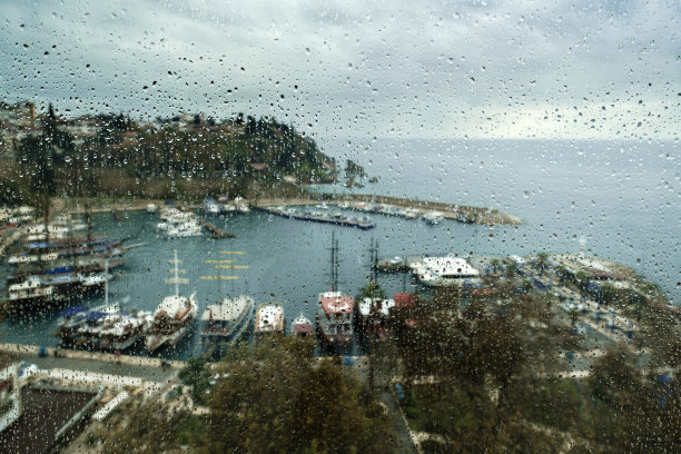 天下雨,雨滴。图片下载