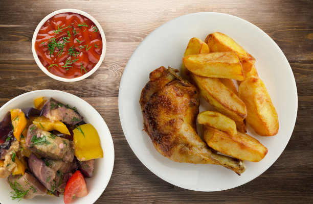 鸡腿配薯条，木质背景。图片下载