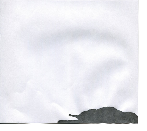 白色的纸，在底部的角落有一个黑色的污点。纸纹理。为背景。图片下载