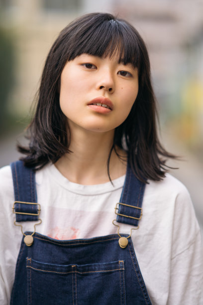 年轻美丽的女人的肖像图片下载