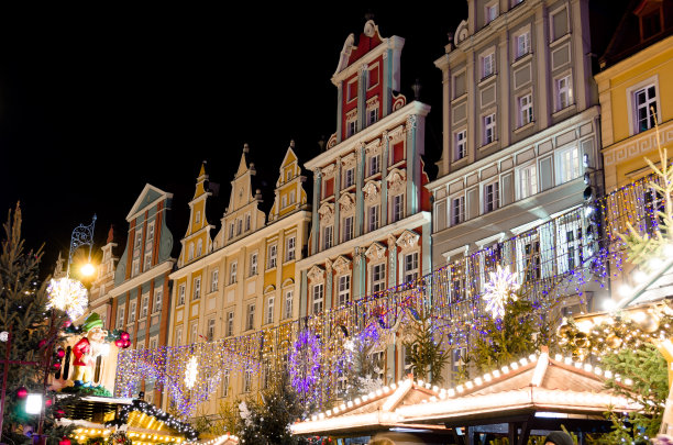 传统色彩丰富的老建筑映衬下的莱内克广场节日市场。图片下载