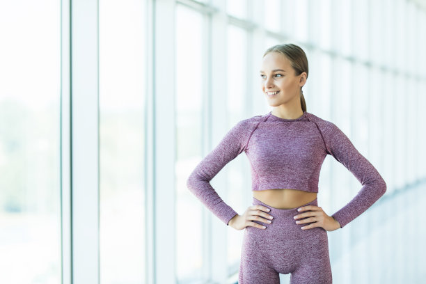 年轻女子在跑步机锻炼后休息图片下载