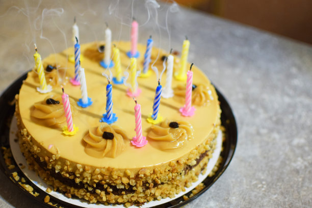 生日蛋糕上的十四根吹条纹蜡烛图片下载