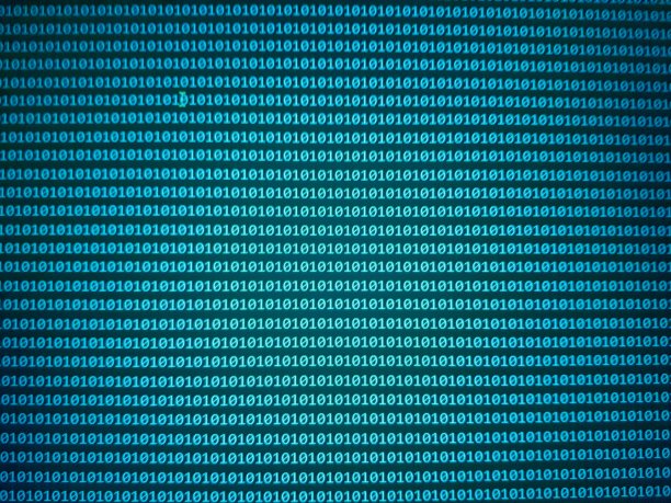 二进制代码。编程编码信息。技术背景。一串0和1。蓝色背景上的数字矩阵。图片下载
