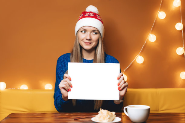 十几岁的女人戴着圣诞帽白色的空白为你设计图片下载